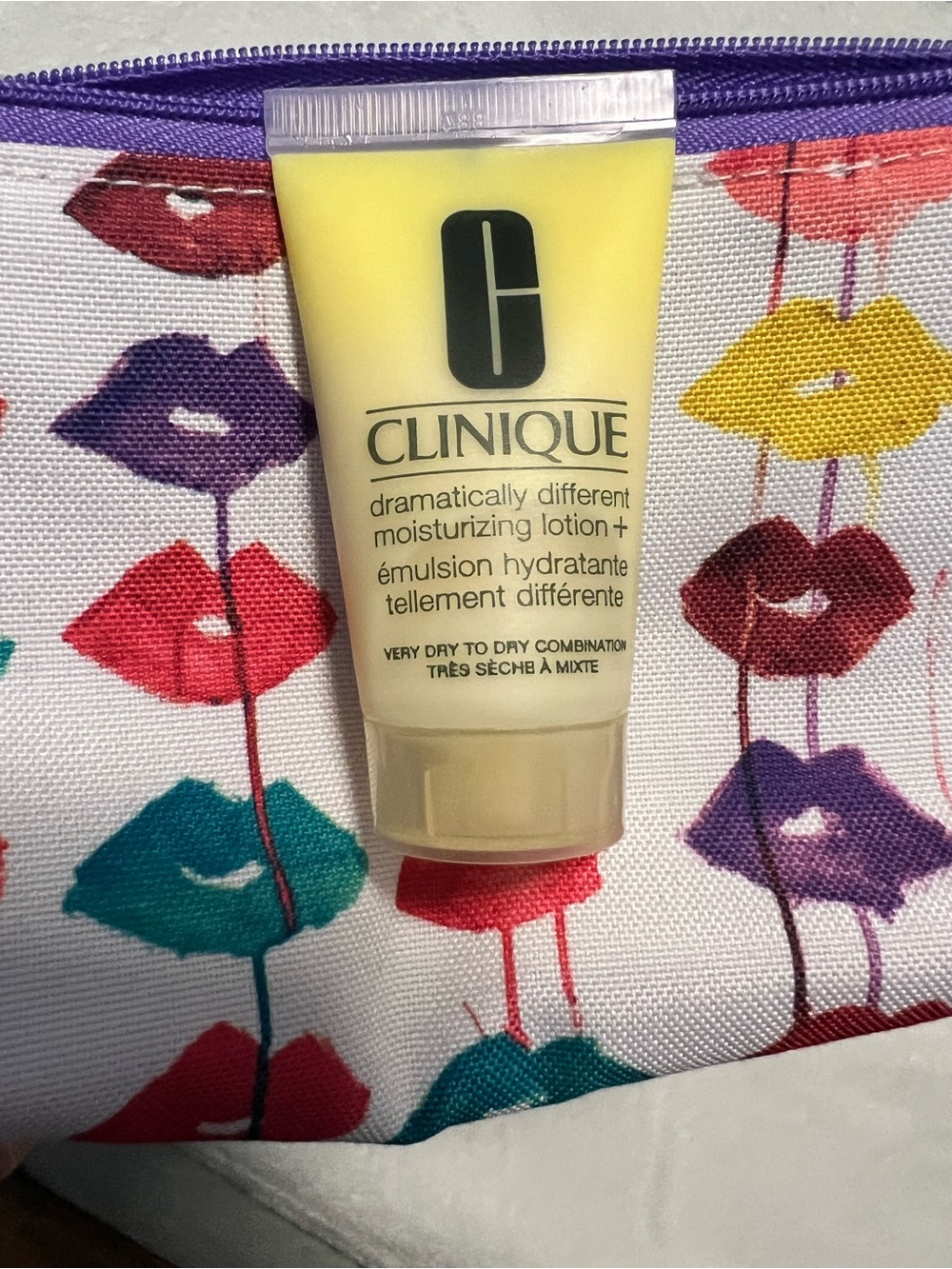 Clinique Mini Skincare Set with Purple Lip-Print Cosmetic Bag - Picture 12 of 15